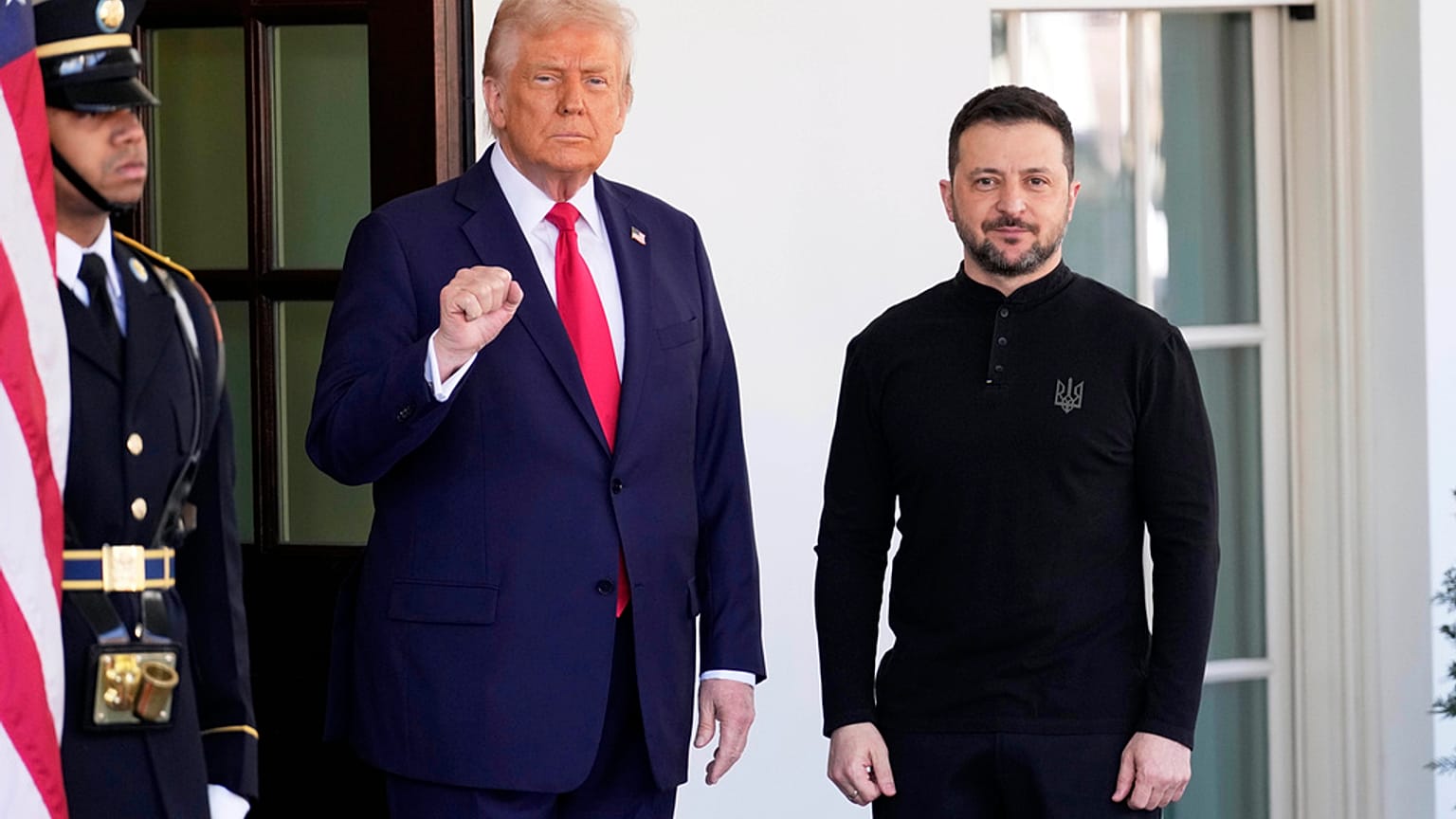 الرئيس دونالد ترامب يرحب بالرئيس الأوكراني فولوديمير زيلينسكي في البيت الأبيض في واشنطن، الجمعة، 28 فبراير 2025.