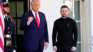 الرئيس دونالد ترامب يرحب بالرئيس الأوكراني فولوديمير زيلينسكي في البيت الأبيض في واشنطن، الجمعة، 28 فبراير 2025.