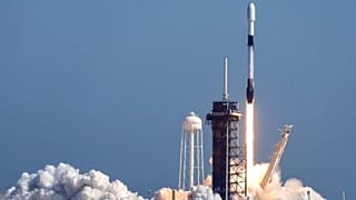 Un cohete Falcon 9 de SpaceX despega del Centro Espacial Kennedy en Florida (EE.UU.), el 5 de diciembre de 2024. 