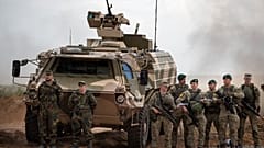 Γερμανοί στρατιώτες της Bundeswehr στέκονται δίπλα σε ένα τεθωρακισμένο στρατιωτικό όχημα του Γερμανικού Στρατού κατά τη διάρκεια της λιθουανο-γερμανικής στρατιωτικής άσκησης 