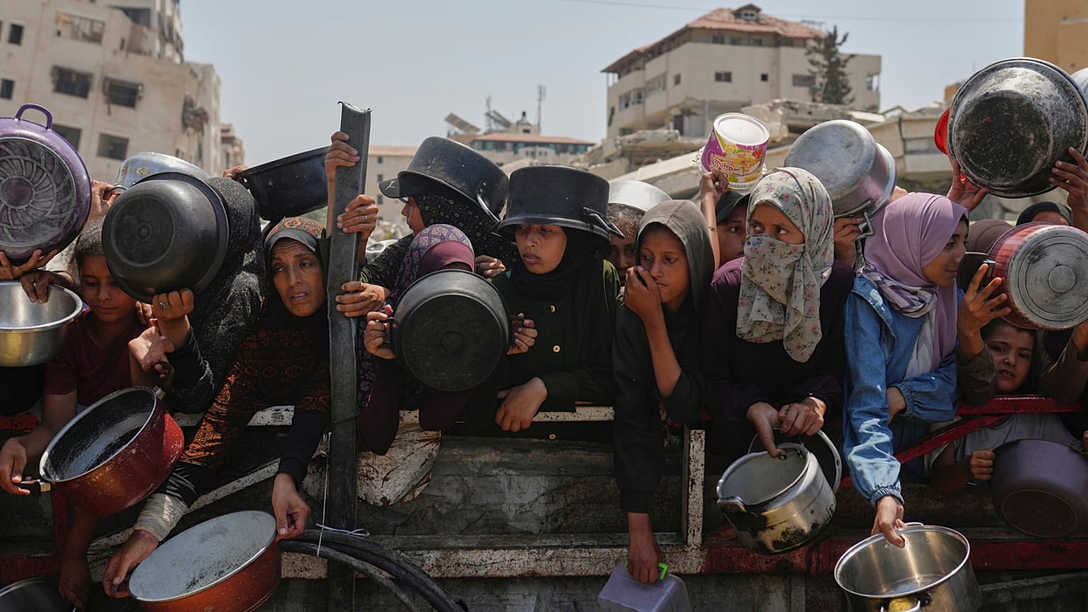 يكافح الفلسطينيون للحصول على الطعام المتبرع به في مطبخ مجتمعي في مدينة غزة، شمال قطاع غزة، السبت 16 أغسطس/ آب 2025.