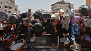 يكافح الفلسطينيون للحصول على الطعام المتبرع به في مطبخ مجتمعي في مدينة غزة، شمال قطاع غزة، السبت 16 أغسطس/ آب 2025.