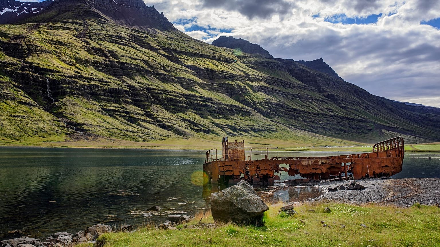 Un viejo pecio oxidado en la región de Mjoifjordur, en los fiordos orientales de Islandia.