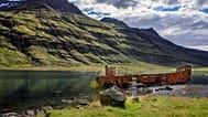 Un viejo pecio oxidado en la región de Mjoifjordur, en los fiordos orientales de Islandia.