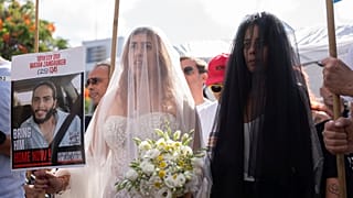 El 17 de agosto de 2025, en la Plaza de los Rehenes de Tel Aviv, los familiares de un rehén israelí celebran una ceremonia de boda simbólica durante una protesta que exige su liberación