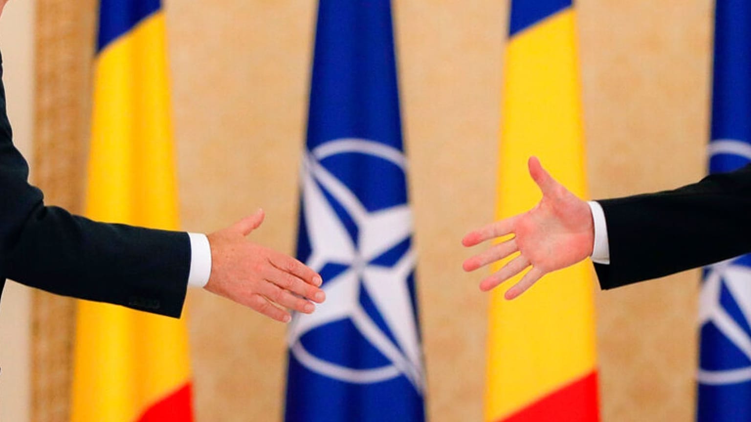 NATO-Generalsekretär Jens Stoltenberg reicht dem rumänischen Präsidenten Klaus Iohannis nach einer Medienerklärung in Bukarest, Rumänien, die Hand, 31. Januar 2019