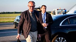 O chanceler alemão Friedrich Merz está a caminho de Washington para discutir o futuro da Ucrânia com Trump, Selensky e companhia.