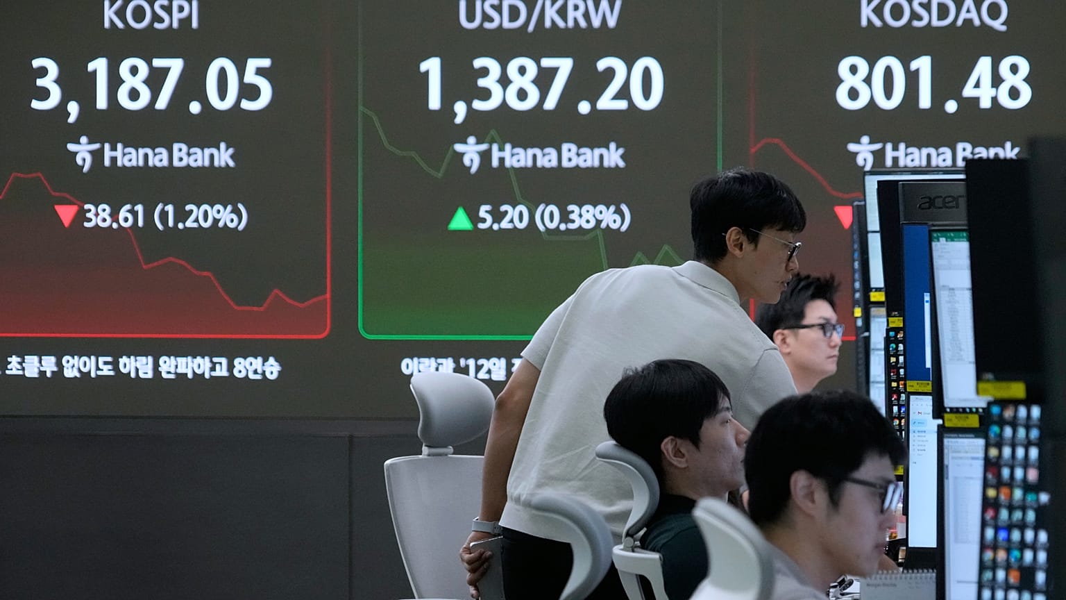Traders in the Hana Bank headquarters in Seoul, South Korea.