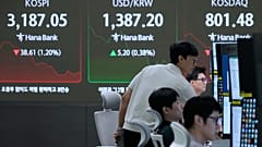Traderzy w siedzibie głównej Hana Bank w Seulu w Korei Południowej.