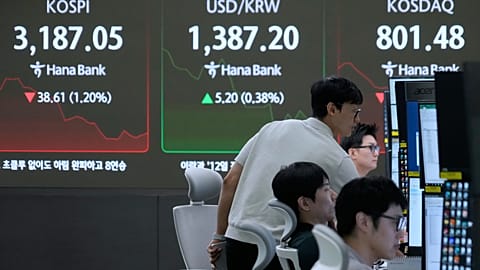 Traderzy w siedzibie głównej Hana Bank w Seulu w Korei Południowej.