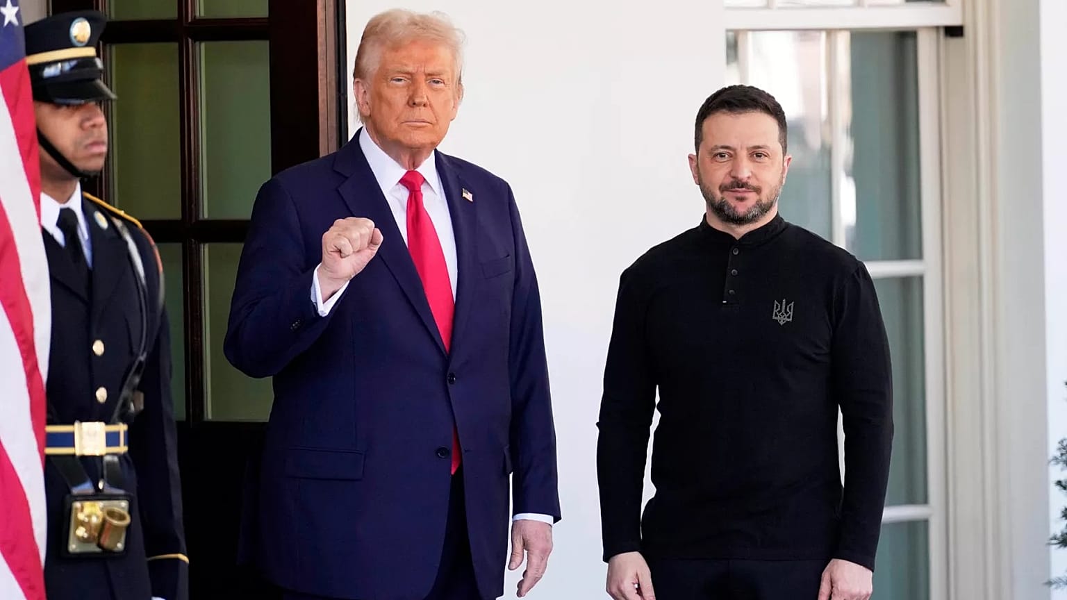 El presidente estadounidense, Donald Trump, recibe al presidente ucraniano, Volodímir Zelenski, en la Casa Blanca, en Washington, el 28 de febrero de 2025. 