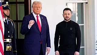 DATEI: US-Präsident Donald Trump begrüßt den ukrainischen Präsidenten Wolodymyr Zelenskyy im Weißen Haus in Washington, 28. Februar 2025.