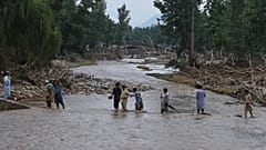 Pakistan'ın kuzeybatısındaki Buner bölgesinde yer alan Pishoreen köyünde Cuma günü meydana gelen sel felaketinin ardından yerel sakinler bir derenin karşısına geçti.