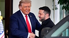 O Presidente Donald Trump, à esquerda, cumprimenta o Presidente da Ucrânia, Volodymyr Zelenskyy, quando este chega à Casa Branca, segunda-feira, 18 de agosto de 2025