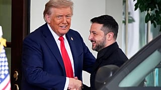 O Presidente Donald Trump, à esquerda, cumprimenta o Presidente da Ucrânia, Volodymyr Zelenskyy, quando este chega à Casa Branca, segunda-feira, 18 de agosto de 2025
