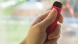 Uma pessoa segura num vape.