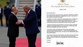 Слева: Дональд Трамп приветствует Владимира Путина на объединенной базе Эльмендорф-Ричардсон, Аляска, 15 августа 2025 г. Справа: письмо Мелании Трамп Владимиру Путину 