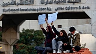 نشطاء سوريون يحملون لافتات باللغة العربية كتب عليها:" الفن صوت الحرية "، و"سوريا دولة ديمقراطية ومدنية" ، على اليسار ، خلال احتجاج للمطالبة بدولة علمانية  19 ديسمبر 2024