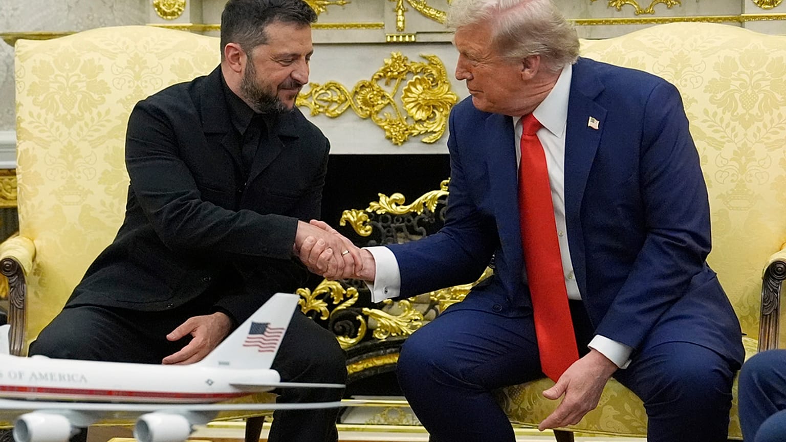 O Presidente Donald Trump reúne-se com o Presidente da Ucrânia, Volodymyr Zelenskyy, na Sala Oval da Casa Branca,
