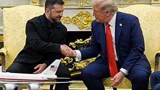 O Presidente Donald Trump reúne-se com o Presidente da Ucrânia, Volodymyr Zelenskyy, na Sala Oval da Casa Branca,