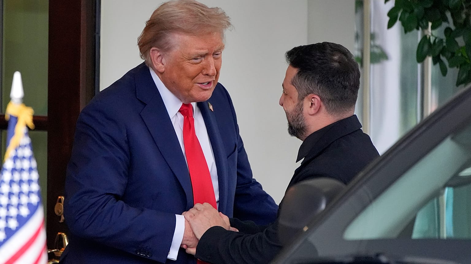 Donald Trump saluda a Volodímir Zelenski en la Casa Blanca.