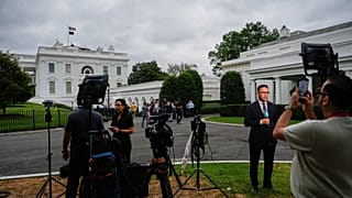 Riporterek stand up-ot csinálnak a washingtoni Fehér Ház előtt, 2025. augusztus 18.