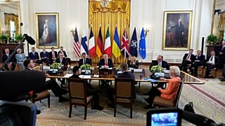 Donald Trump trifft sich mit europäischen Staats- und Regierungschefs im Weißen Haus, Montag, Aug. 18, 2025, in Washington.