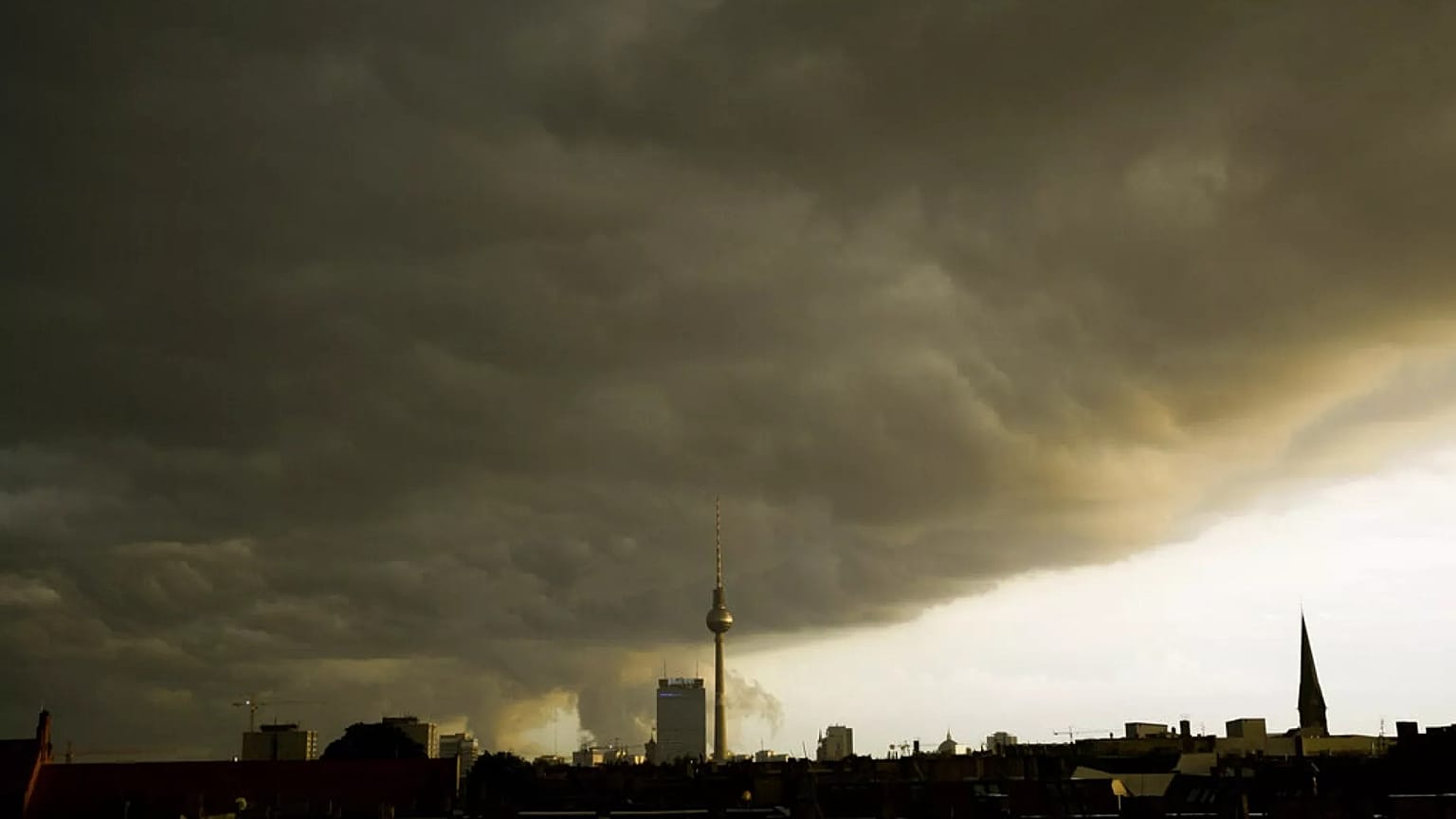 Archiv: Eine dunkle Gewitterfront zieht am Sonntag, 31. Mai 2009, ueber die Innenstadt von Berlin mit dem Fernsehturm