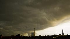 Archiv: Eine dunkle Gewitterfront zieht am Sonntag, 31. Mai 2009, ueber die Innenstadt von Berlin mit dem Fernsehturm