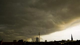 Archiv: Eine dunkle Gewitterfront zieht am Sonntag, 31. Mai 2009, ueber die Innenstadt von Berlin mit dem Fernsehturm