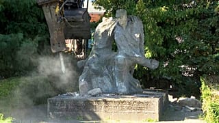 SCREENSHOT - Communist-era monument removed in north-western Poland