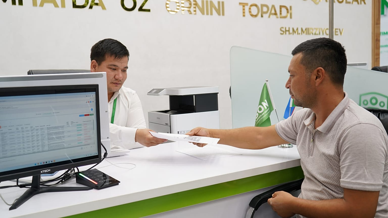 O pessoal do centro "Inson" ajuda os cidadãos com as candidaturas a prestações e serviços.