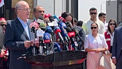O primeiro-ministro palestiniano, Mohammed Mustafa, à esquerda no pódio, e o ministro egípcio dos Negócios Estrangeiros, Badr Abdelatty, participam numa conferência