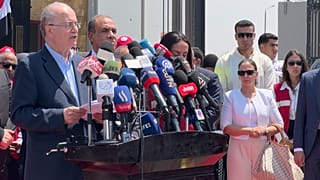 O primeiro-ministro palestiniano, Mohammed Mustafa, à esquerda no pódio, e o ministro egípcio dos Negócios Estrangeiros, Badr Abdelatty, participam numa conferência