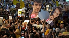 Rehinelerin fotoğraflarıyla eylem yapan İsrailliler