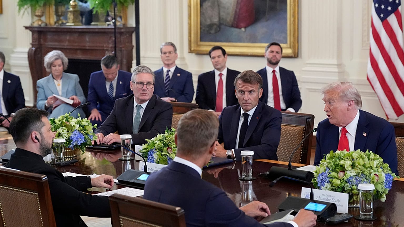Emmanuel Macron a salué l'idée d'une réunion trilatérale entre Zelensky, Poutine et Trump, affirmant que « c'est la seule façon de régler le problème ».