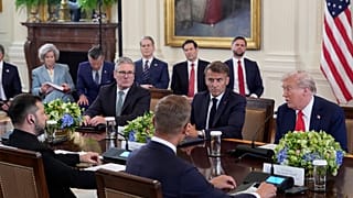 Emmanuel Macron a salué l'idée d'une réunion trilatérale entre Zelensky, Poutine et Trump, affirmant que « c'est la seule façon de régler le problème ».