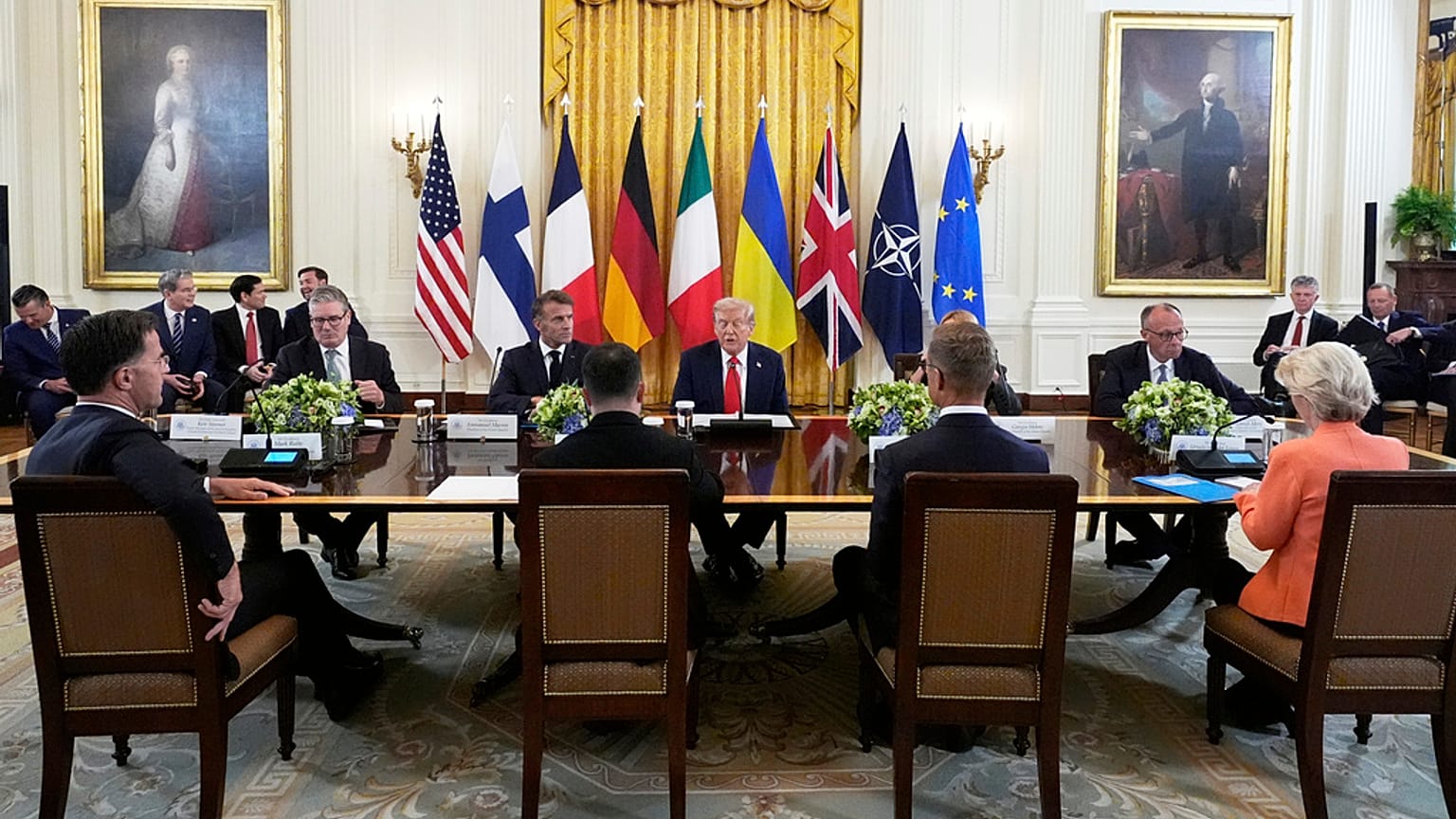 ABD Başkanı Donald Trump, Ukrayna Cumhurbaşkanı Zelenskiy ve Avrupalı liderlerle görüşürken, 18 Ağustos 2025