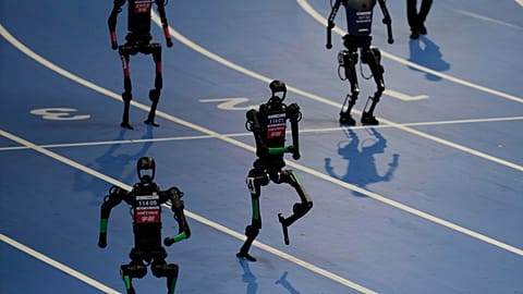 Роботы соревнуются в финале эстафеты 4x100 м на Всемирных играх гуманоидных роботов, которые проходят в Пекине, Китай, в воскресенье, 17 августа 2025 года