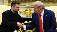 Präsident Donald Trump schüttelt dem ukrainischen Präsidenten Volodymyr Zelenskyy im Oval Office des Weißen Hauses die Hand, Montag, 18. August 2025, in Washington