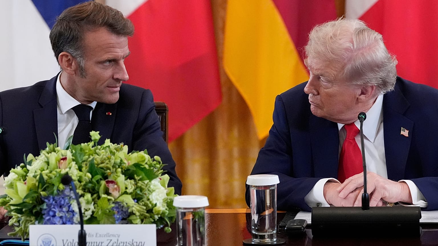 Le président américain Donald Trump et le président français Emmanuel Macron participent à une réunion avec le président ukrainien Volodymyr Zelenskyy et les dirigeants européens à la Maison Blanche.