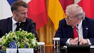 O Presidente dos EUA, Donald Trump, e o Presidente de França, Emmanuel Macron, participam numa reunião com o Presidente ucraniano, Volodymyr Zelenskyy, e os líderes europeus na Casa Branca.