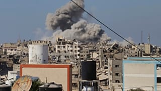 غارة جوية إسرائيلية في خان يونس، قطاع غزة، يوم الاثنين 18 أغسطس 2025.
