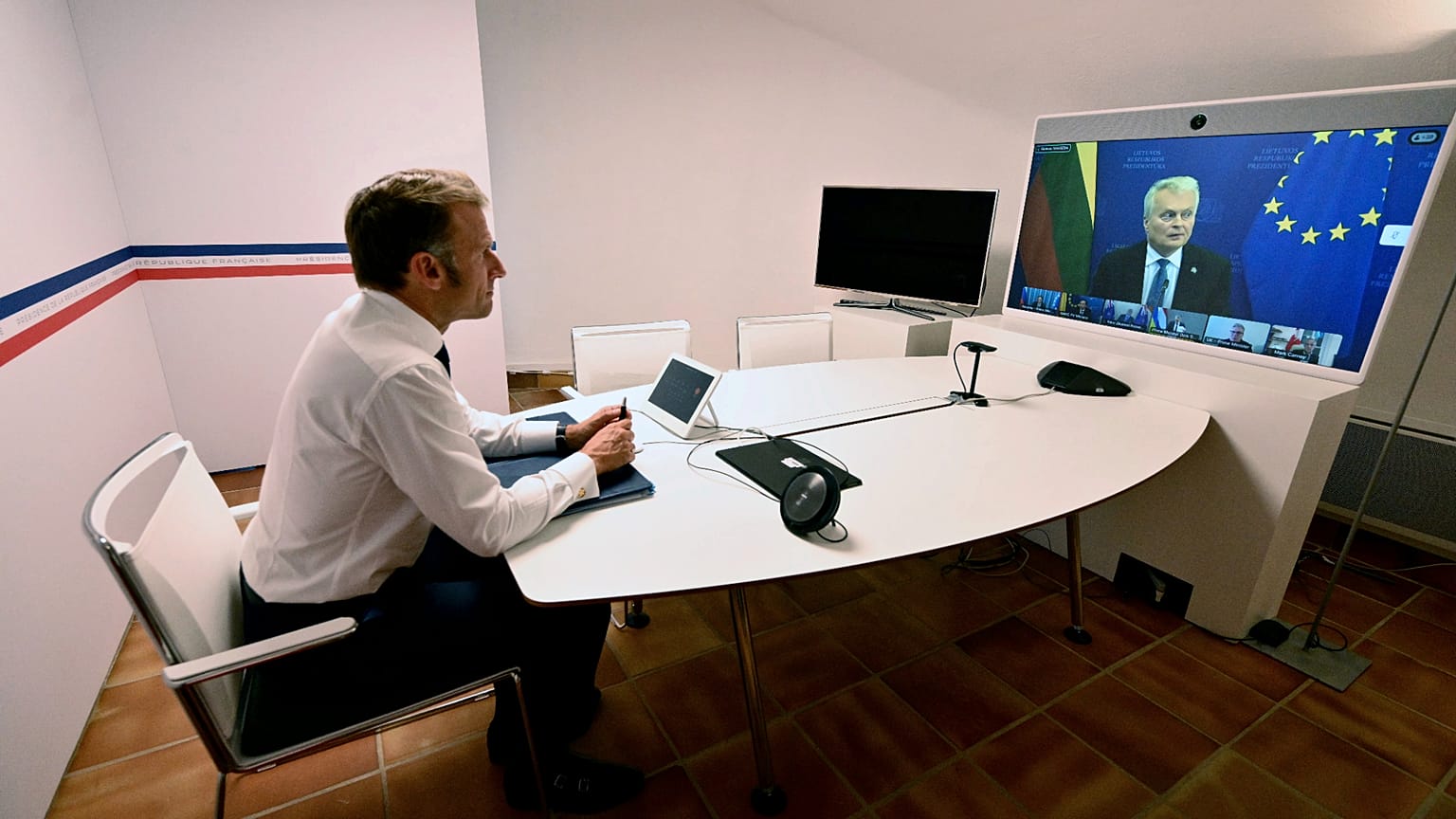 Il presidente francese, Emmanuel Macron, ascolta il presidente lituano Nauseda durante la videoconferenza della Coalizione dei volenterosi (19 agosto 2025)