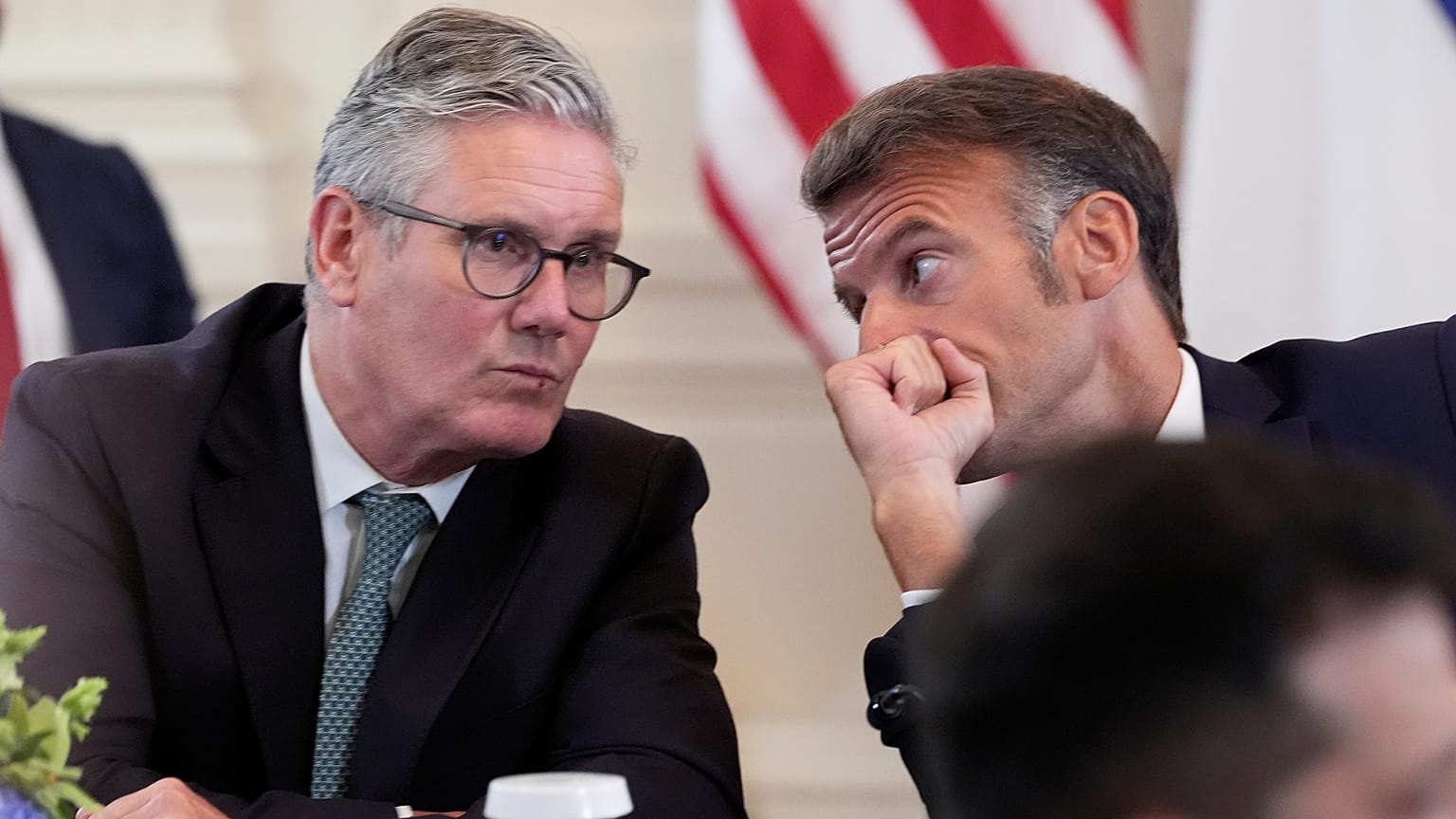 El primer ministro Keir Starmer (Reino Unido) y el presidente Emmanuel Macron (Francia) intercambian unas palabras durante su cita en la Casa Blanca, el 18 de agosto de 2025.