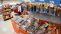 Un présentoir de fournitures scolaires dans un magasin Target à Uniontown, en Pennsylvanie, aux États-Unis, le lundi 11 août 2025