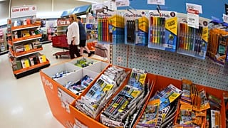 Un présentoir de fournitures scolaires dans un magasin Target à Uniontown, en Pennsylvanie, aux États-Unis, le lundi 11 août 2025