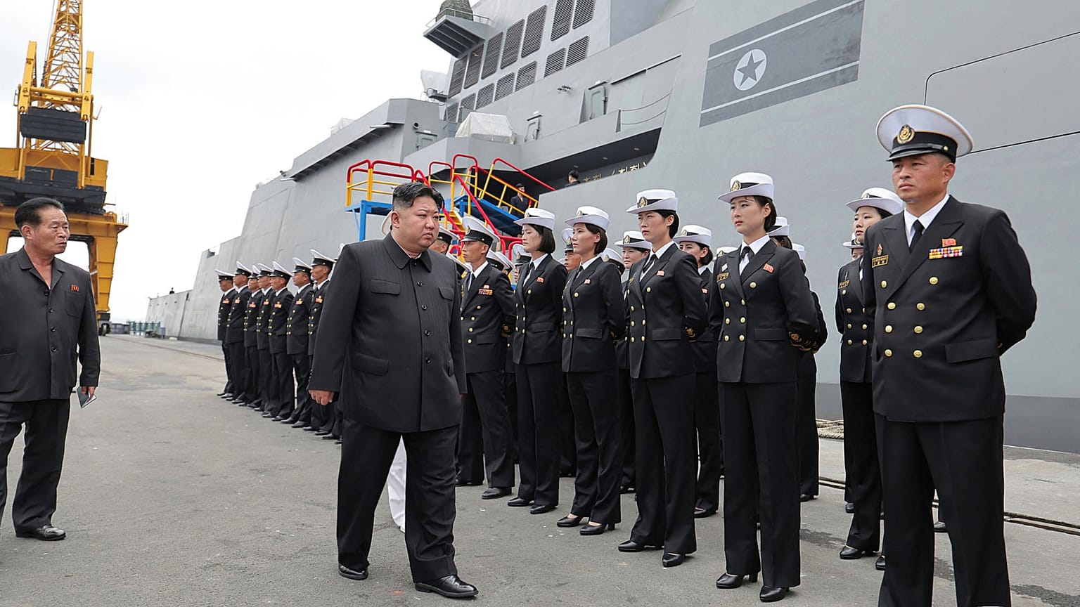 Kuzey Kore hükümeti tarafından sağlanan bu fotoğrafta, Kuzey Kore lideri Kim Jong Un, ortada, 18 Ağustos 2025 tarihinde Kuzey Kore'nin Nampo kentindeki savaş gemisi Choe Hyon.