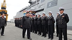 Auf diesem von der nordkoreanischen Regierung zur Verfügung gestellten Foto sieht man den nordkoreanischen Führer Kim Jong Un, Mitte, auf dem Kriegsschiff Choe Hyon in Nampo, Nordkorea, am 18. August 2025.