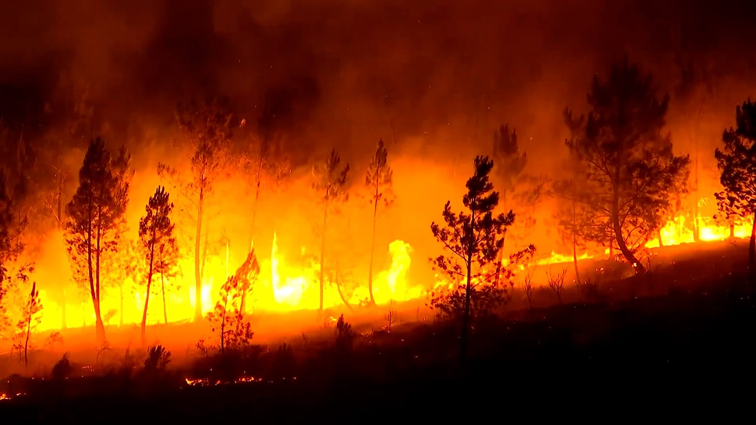 PHOTO - Les pompiers continuent de combattre les incendies meurtriers en Galice